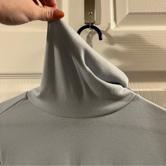Old Navy UltraLite Performance Cropped Ribbed Turtleneck Top, Size XL - Picture 2 of 6